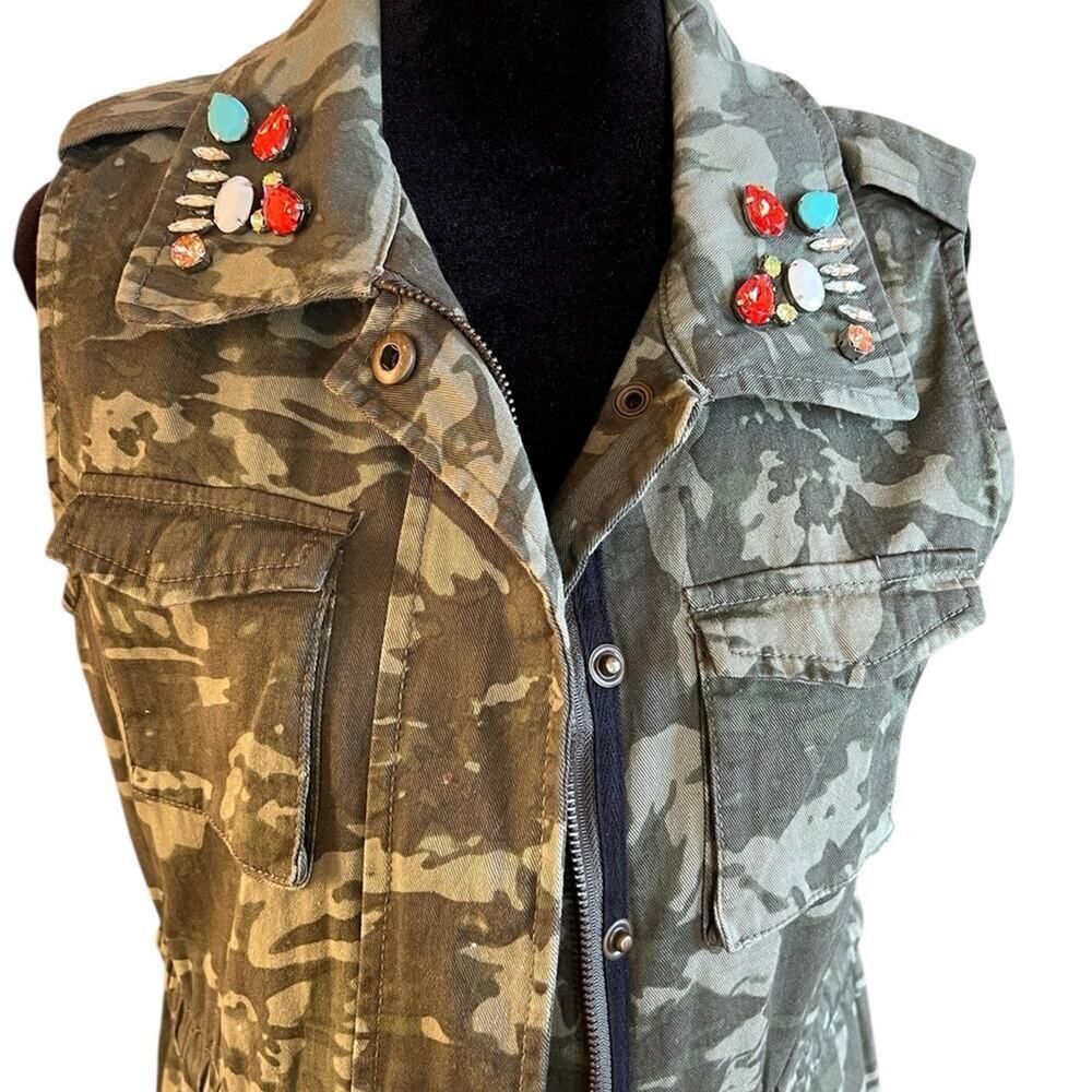 Decree women’s  M camo vest with jewels on collar, NWT